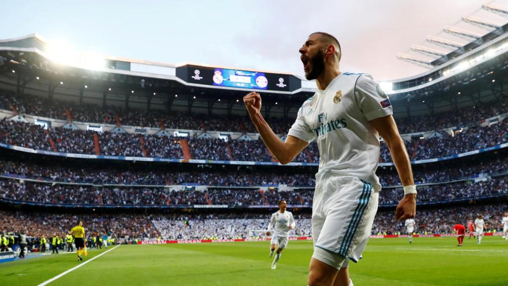 Benzema, con el Bernabéu de fondo, celebrando el primer gol.