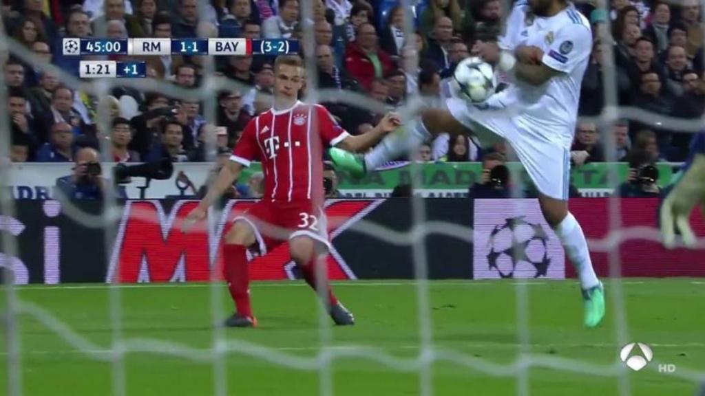 El balón golpea en la mano de Marcelo.