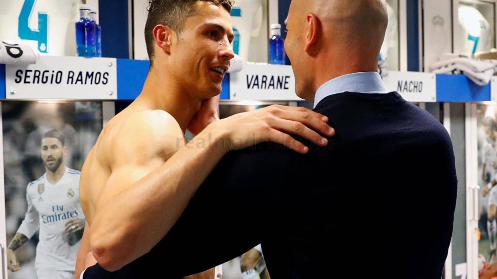 Zidane saluda a Cristiano tras el pase a la final.