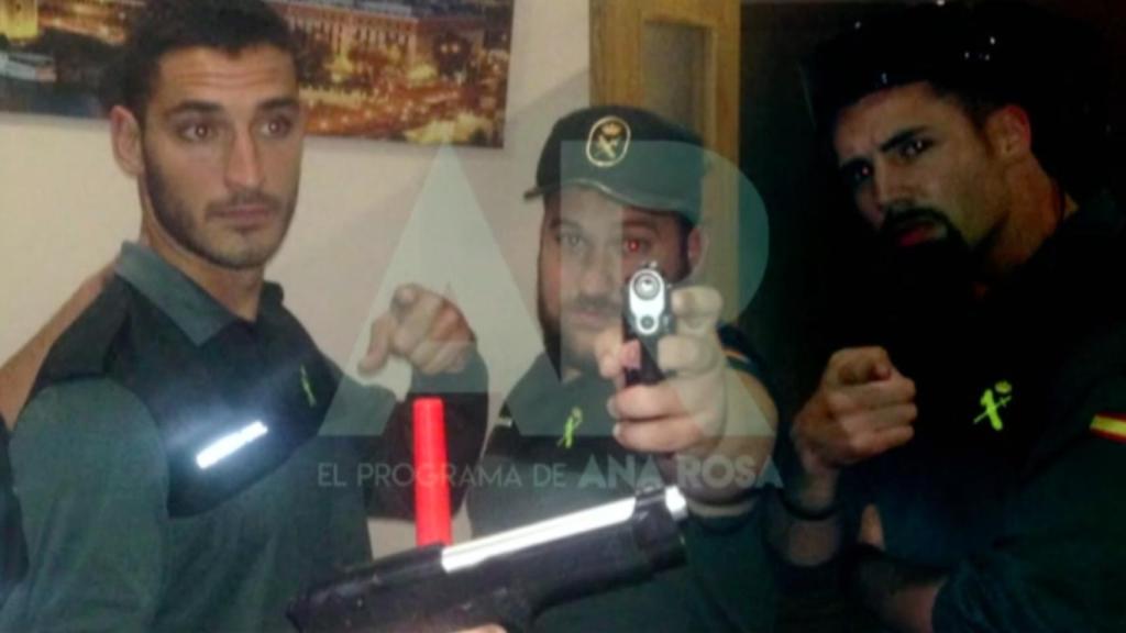 El militar Alfonso Jesús Cabezuelo Entrena (i), José Ángel Prenda (c) y Jesús Escudero vestidos con ropa reglamentaria de la Guardia Civil. Probablemente, la equipación pertenecía a Antonio Manuel Guerrero.