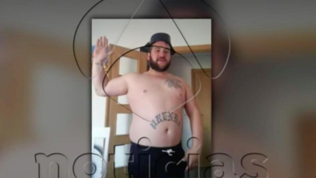 José Ángel Prenda con el torso desnudo y un tricornio en la cabeza.