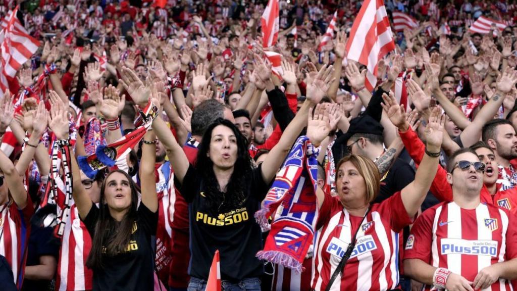Los aficionados celebran un gol en el Metropolitano.