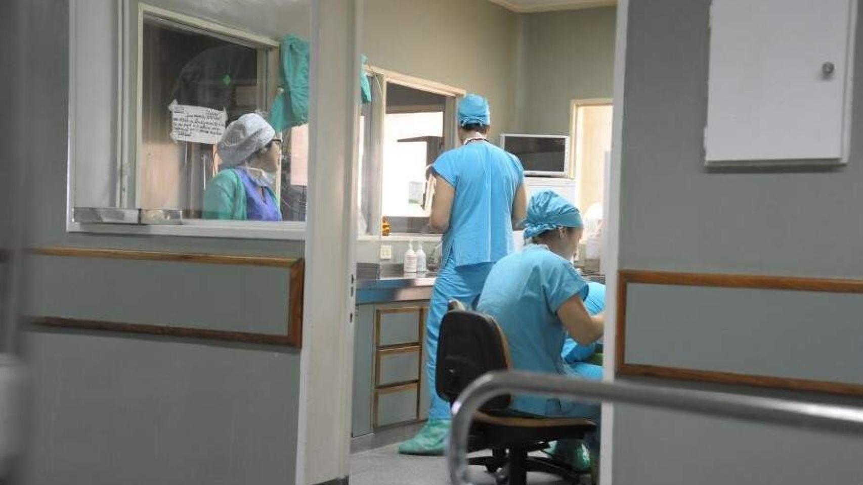 Varios sanitarios trabajando.