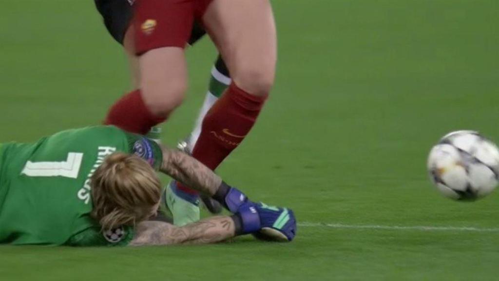 Penalti de Karius sobre Dzeko. Foto Twitter (@chirichampions)