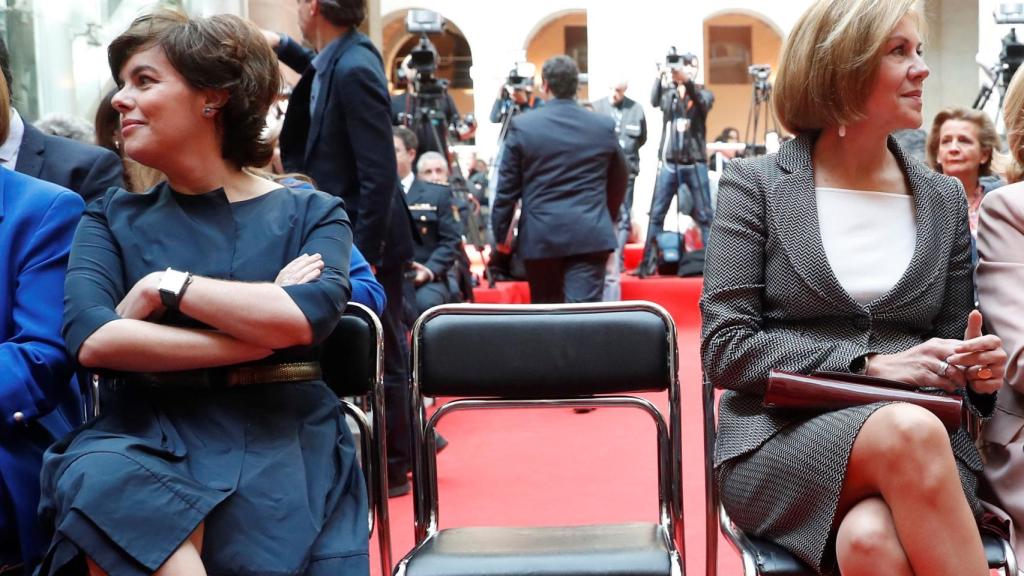 La vicepresidenta Soraya Sáenz de Santamaría y la 'número dos' del PP, María Dolores de Cospedal.