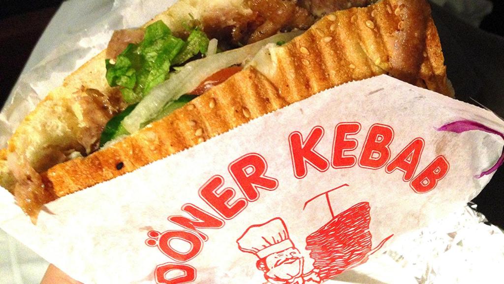 La sal, los fosfatos o la mala higiene al prepararlos son algunos de los motivos para evitar los kebabs.