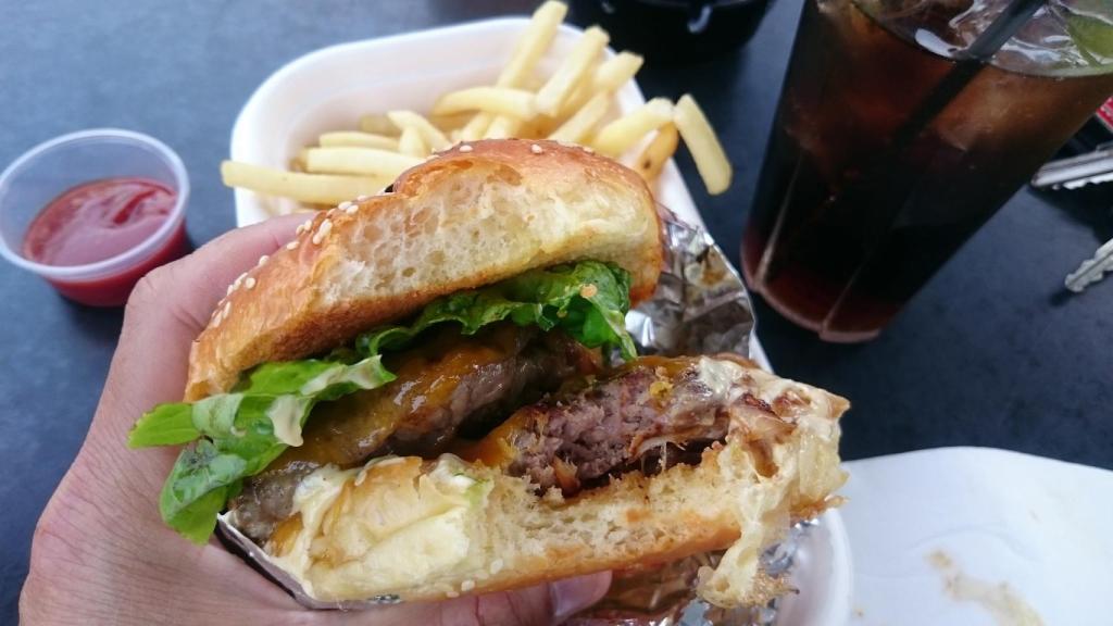 Una hamburguesa con salsa, patatas fritas y refresco azucarado puede ser una bomba calórica.