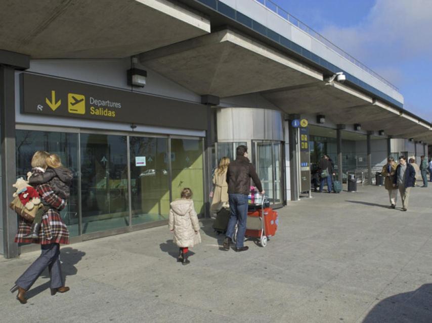 Imagen de archivo del exterior del Aeropuerto de Villanubla, en Valladolid.