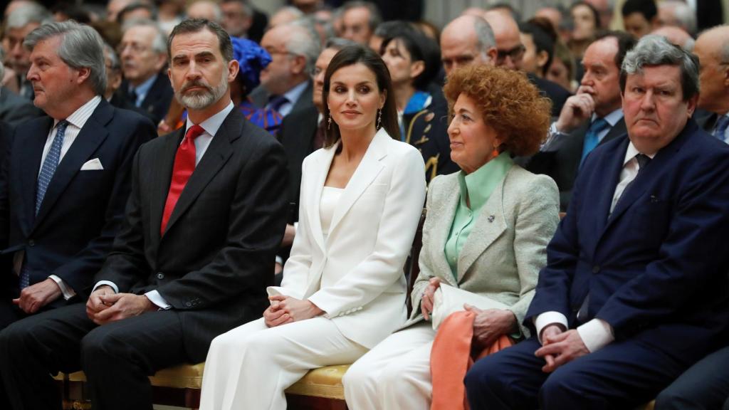 La directora de la Real Academia de la Historia de España, Carmen Iglesias, junto a los Reyes de España, el ministro de Cultura, Íñigo Méndez de Vigo (i) y el director del Instituto Cervantes, Juan Manuel Bonet (d).