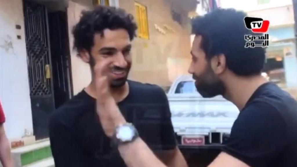 Salah y su doble se saludan.