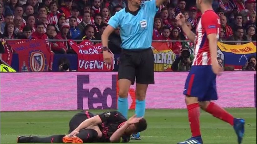 Koscielny, en el suelo, se lamenta. Foto: Twitter (@chirichampions).