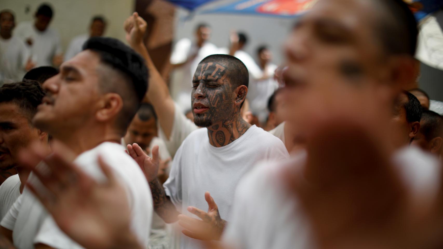 De lobos a corderos: los pandilleros encuentran la fe entre rejas