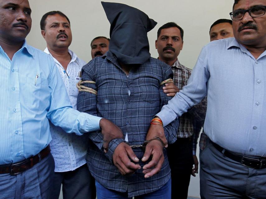 Un acusado de violar y matar a una niña de 11 años, escoltado por la policía en India