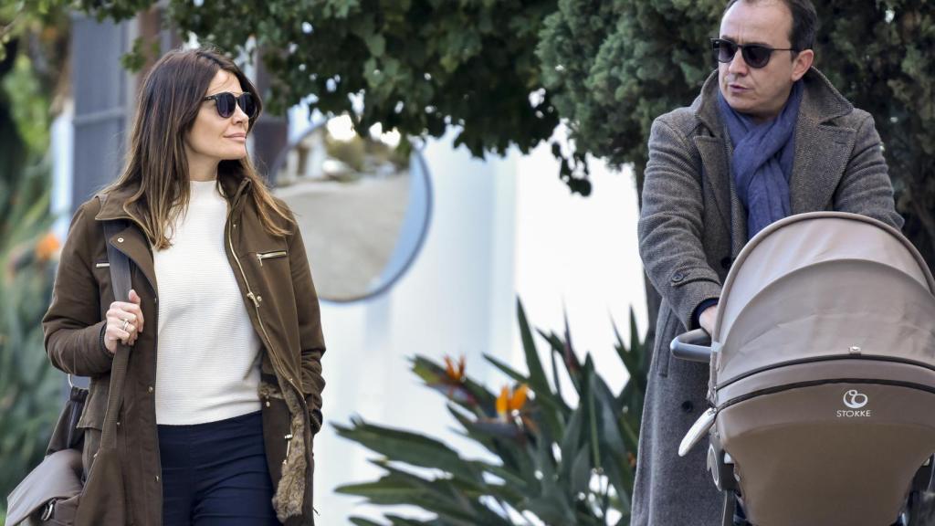 María José Suárez y Jordi Nieto paseando a su pequeño Elías.