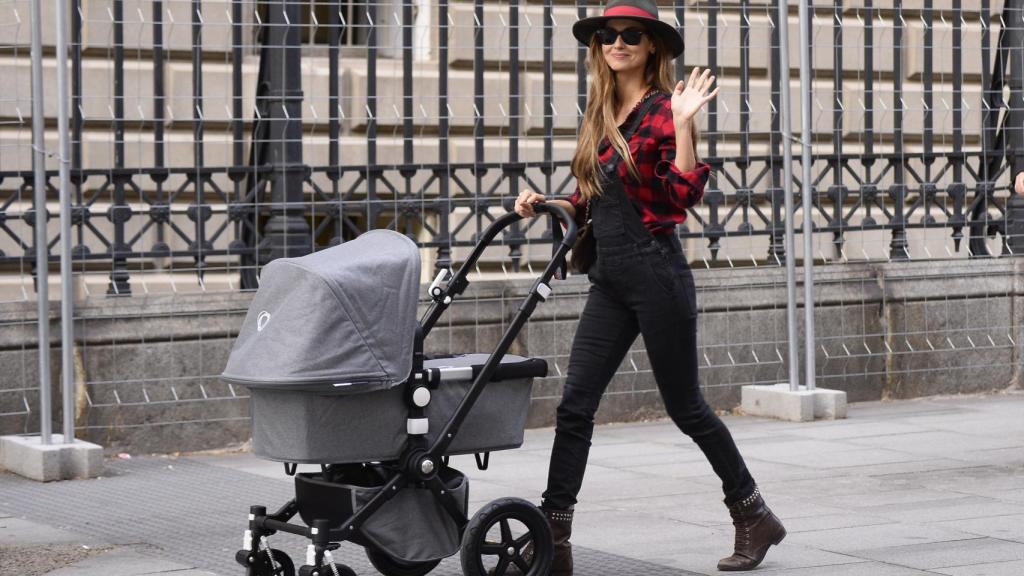 Ariadne Artiles paseando a su bebé.