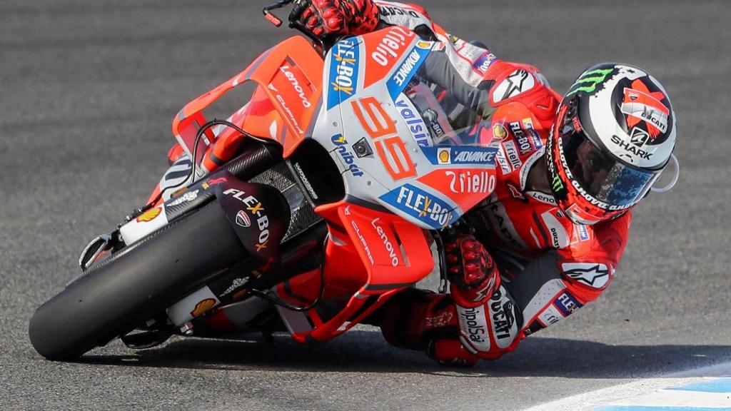 Lorenzo pilota su GP18, en la primera jornada de entrenamientos del GP de España.