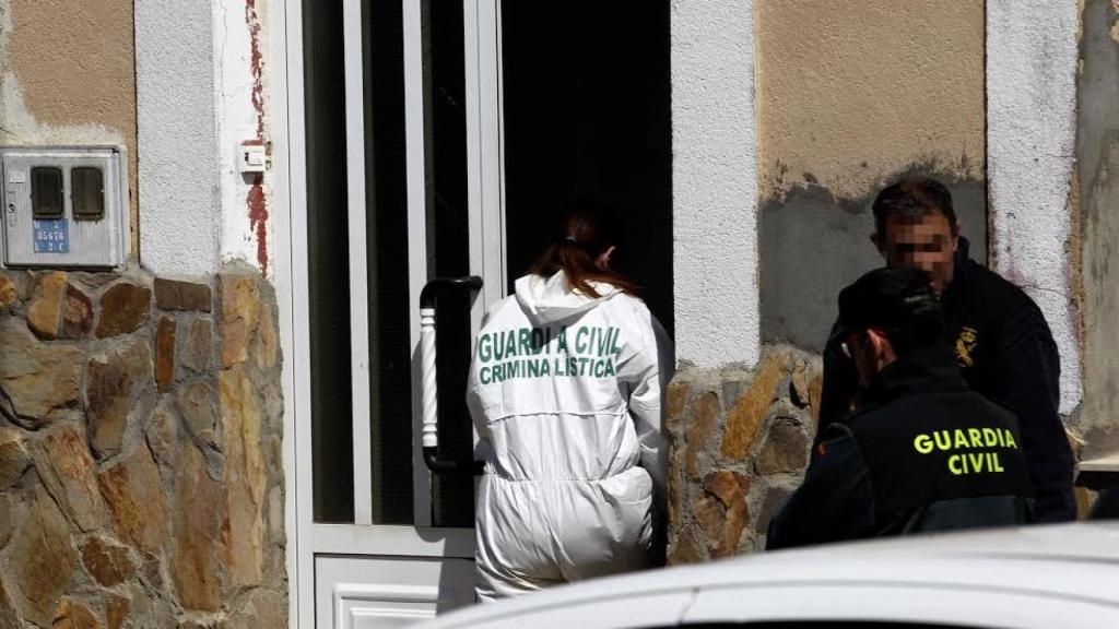 Agentes de la Guardia Civil registran la vivienda del principal sospechoso de la muerte de la mujer de 32 años.