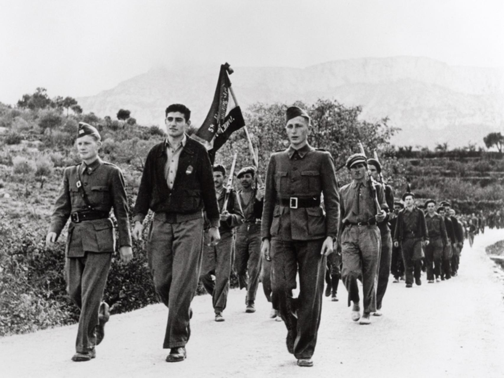 Miembros del Batallón Lincoln, durante el desfile de despedida de las Brigadas Internacionales.