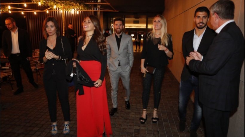 Messi y Suárez, en la cena de conjura antes de El Clásico. Foto: Twitter (@elchiringuitotv).