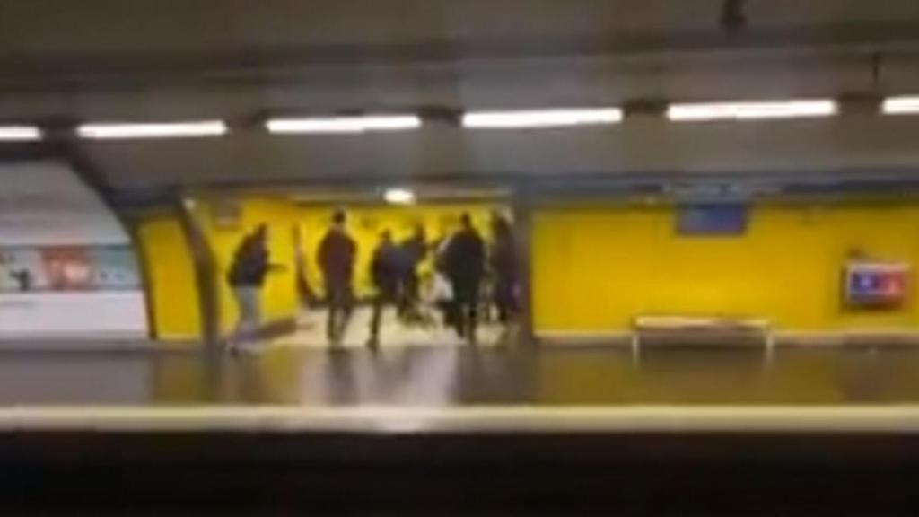 Pelea entre aficionados del Atleti y del Arsenal en el Metro de Madrid