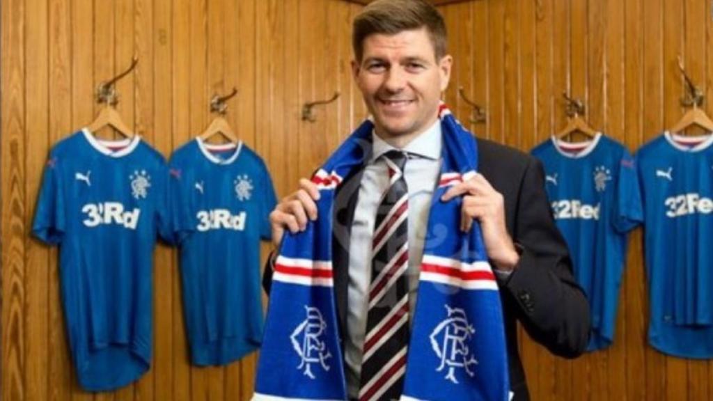 Steven Gerrard, con la bufanda de los Rangers. Foto: rangers.co.uk