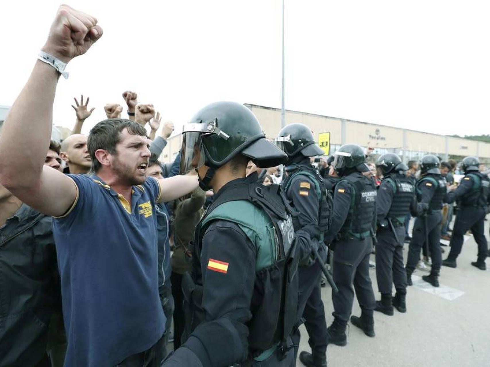 Agentes de la Guardia Civil durante el referéndum del 1-O.
