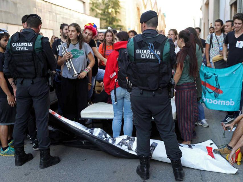 Agentes de la Guardia Civil, durante un registro en Cataluña.