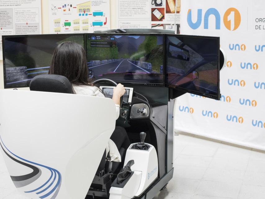 Los alumnos tienen clases prácticas con un simulador de furgoneta.