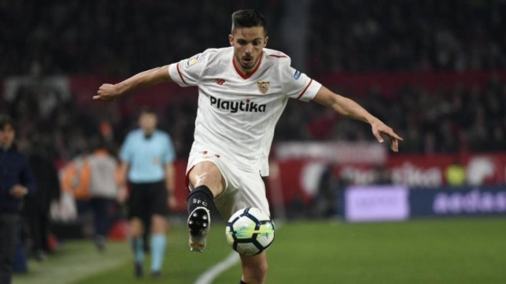 Sarabia controlando un balón. Foto: Twitter (@SevillaFC).