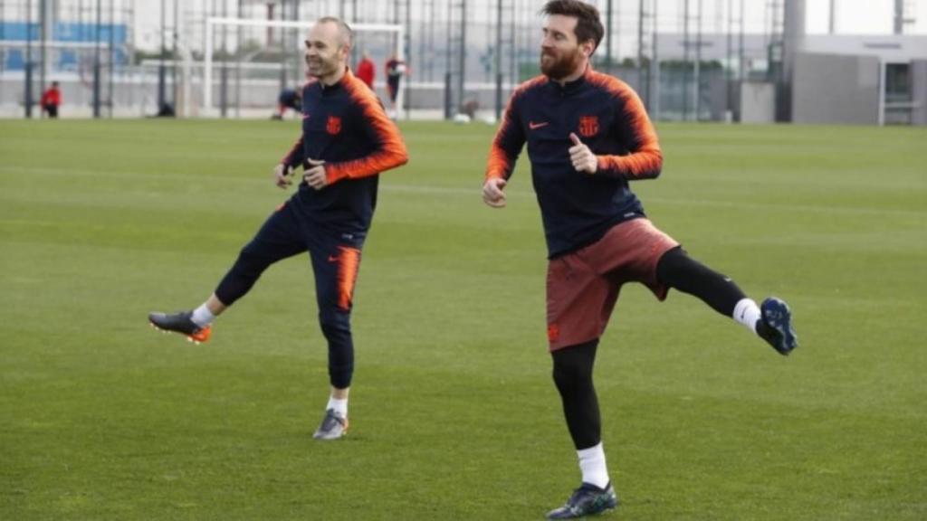 Leo Messi y Andrés Iniesta juntos en el último entrenamiento antes de El Clásico. Foto: Twitter (@FCBarcelona_es)
