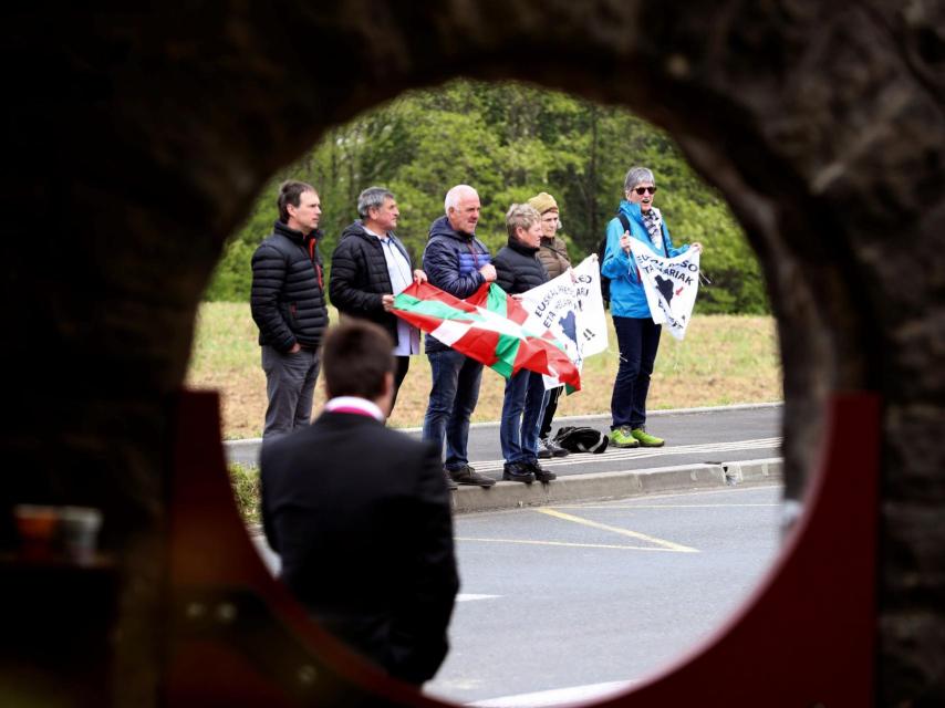 Simpatizantes de la izquierda abertzale piden la amnistía para los presos de ETA frente a Villa Arnaga de Cambo (Francia).