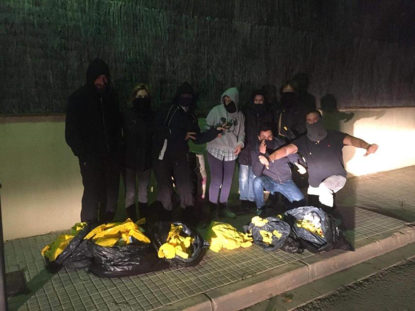 Un grupo de defensa y resistencia, después de una noche de limpieza