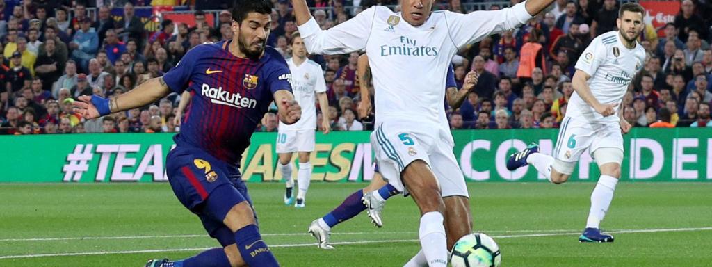 Cristiano Ronaldo y Luis Suárez, durante el Clásico.