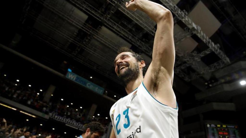 Sergio Llull celebra una canasta.