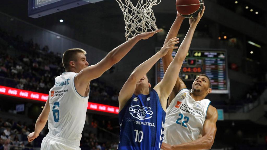 Walter Tavares y  Dino Radoncic en el Real Madrid - Guipuzkoa Basket.