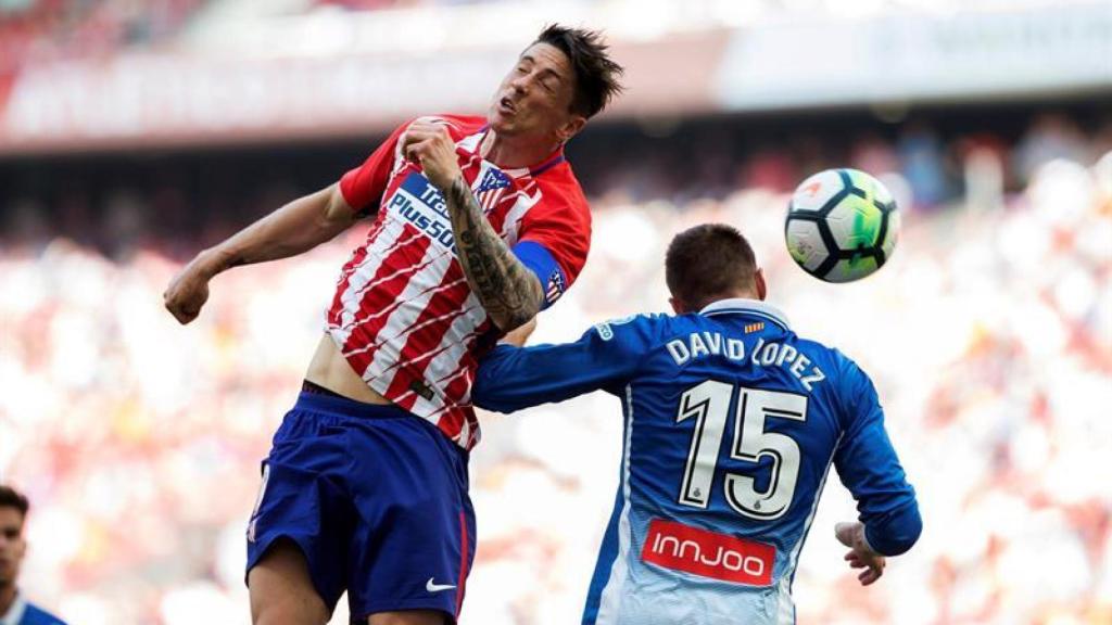 Fernando Torres trata de ganar un balón aéreo.