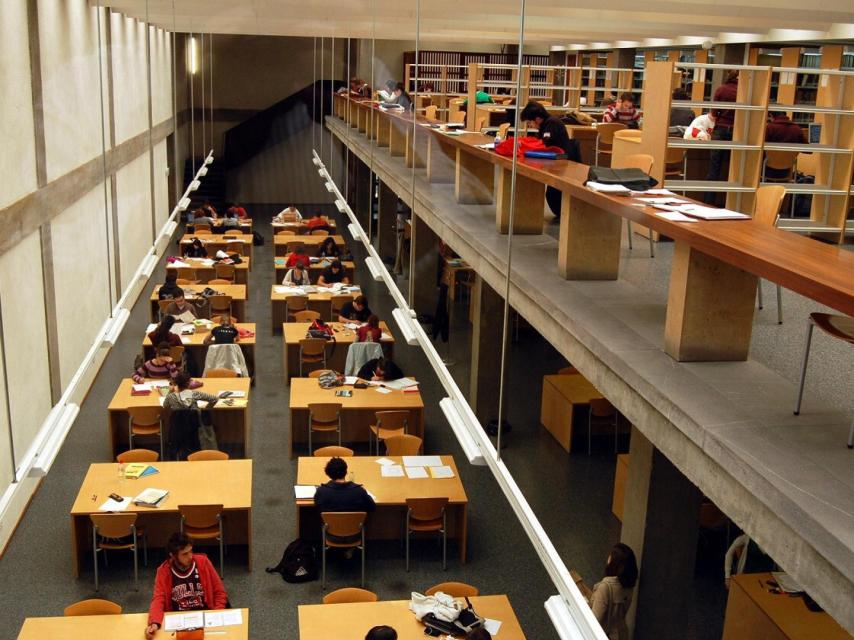 Biblioteca de una universidad de Castilla y León.