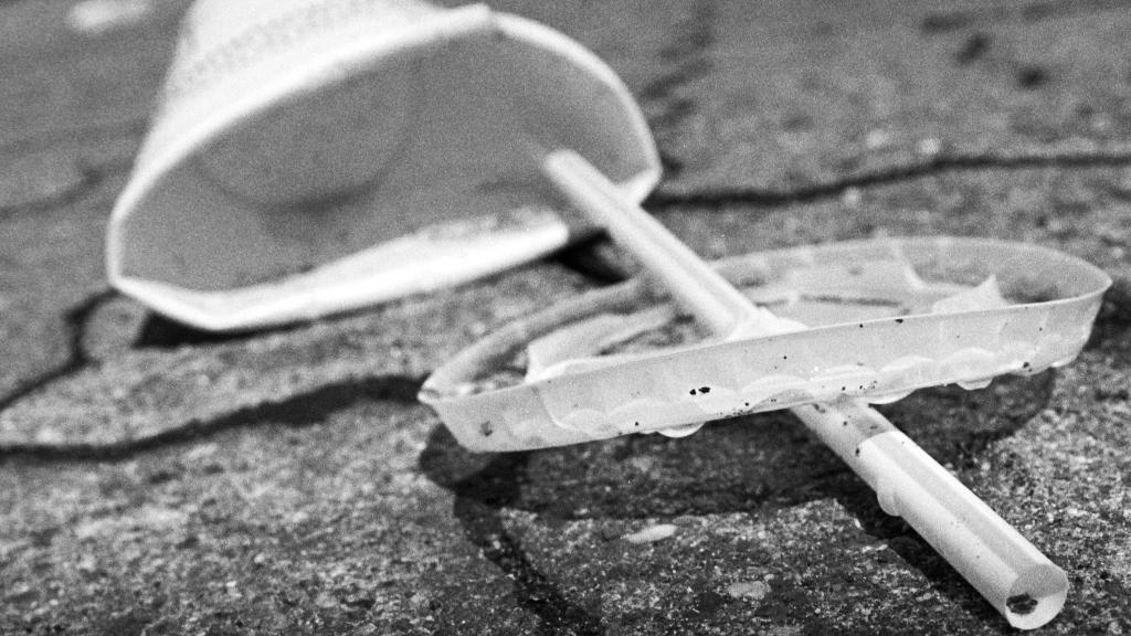 Una pajita convertida en basura.