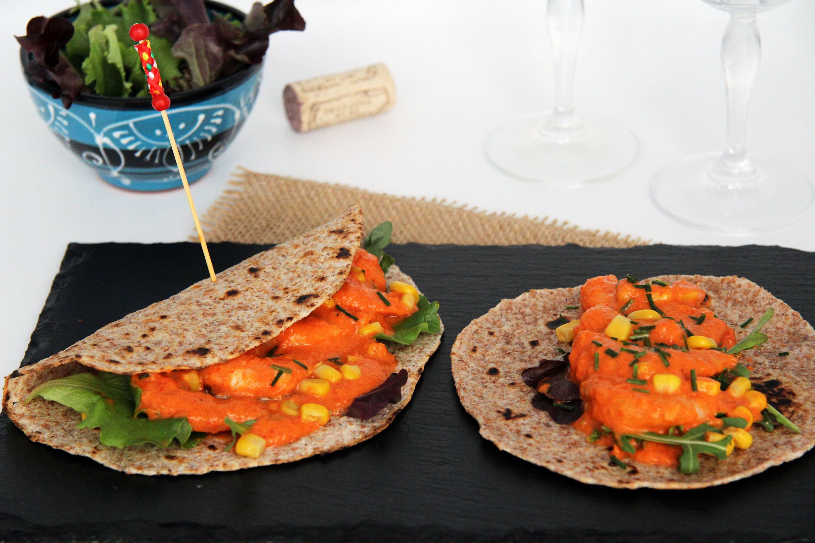 TORTILLAS DE TRIGO INTEGRALES RELLENAS DE LANGOSTINOS CON SALSA DE PIQUILLOS CON TMX Servir