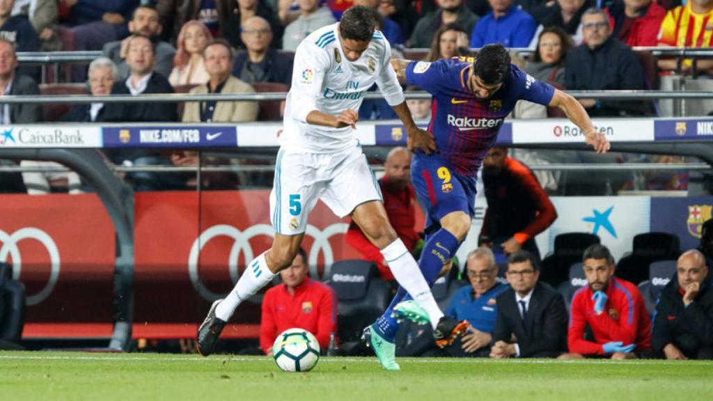 La falta de Luis Suárez a Varane en el gol de Messi. Foto: Manu Laya / El Bernabéu.