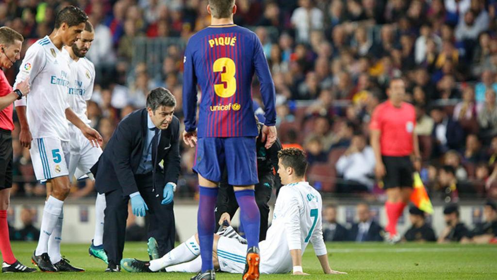 Cristiano Ronaldo siendo atendido Foto: Manu Laya/El Bernabéu