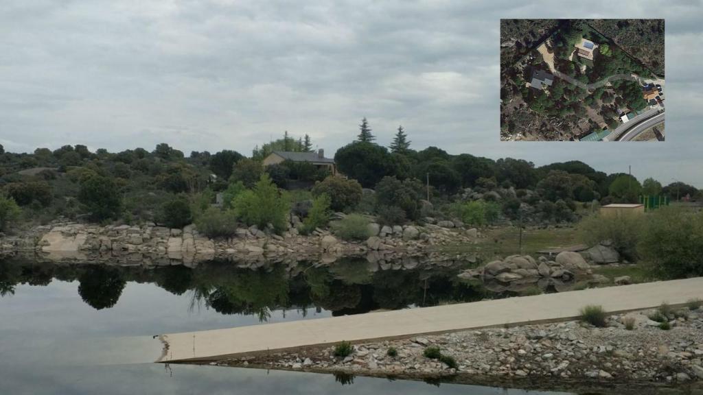 El chalet propiedad del Canal de Isabel II. A la derecha, una imagen por satélite de la zona.