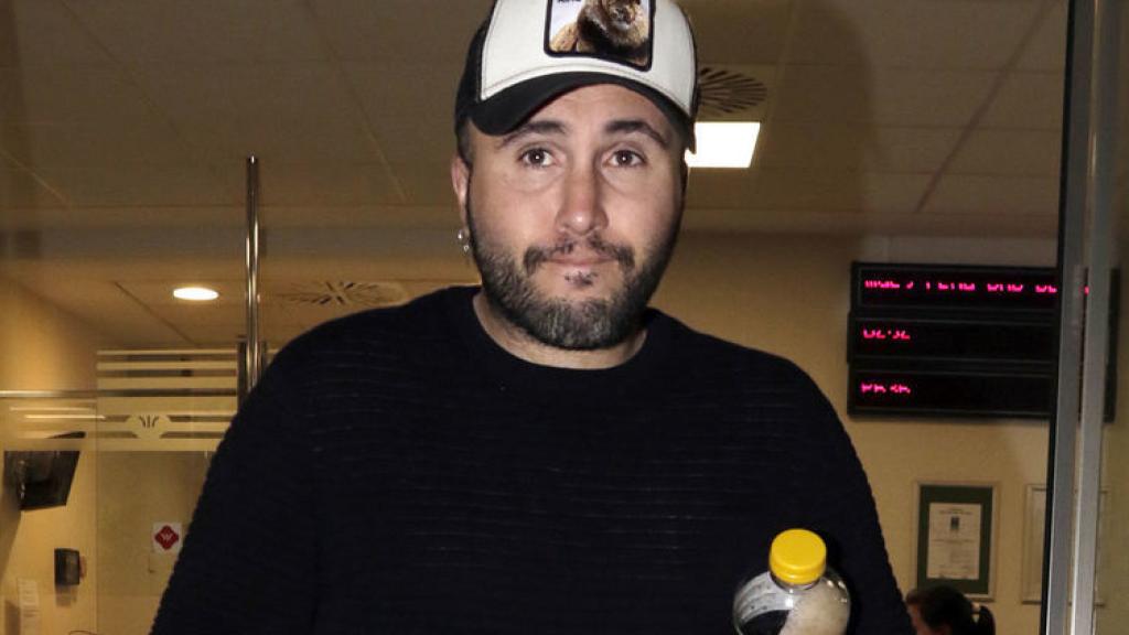 Kiko Rivera a la salida de un centro clínico de Sevilla.