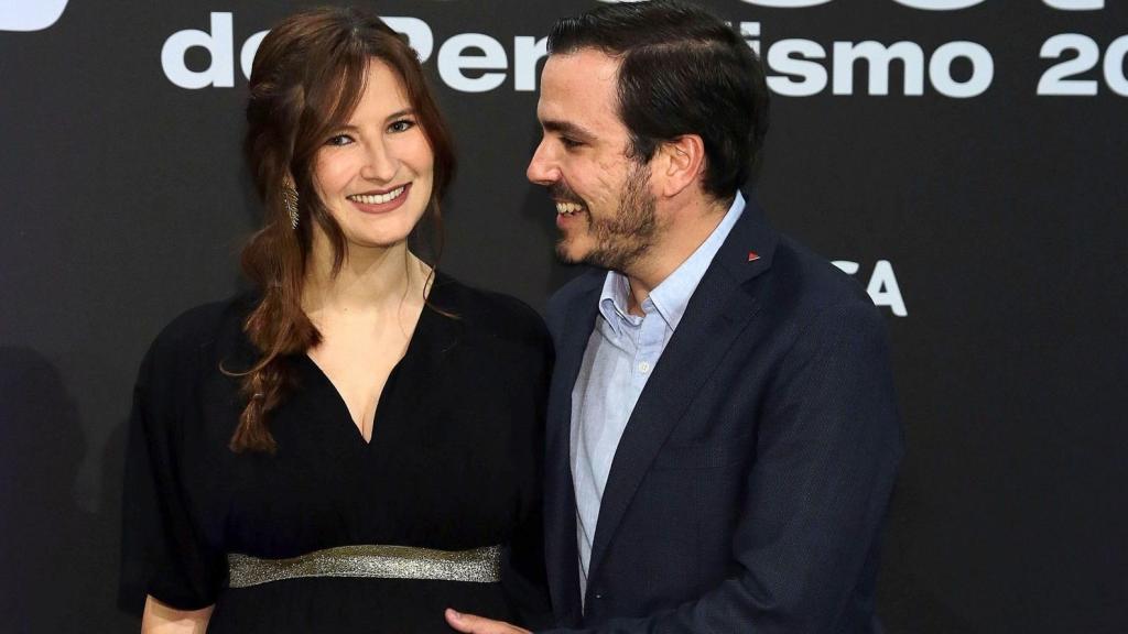 Alberto Garzón presume feliz de la tripita de su mujer.