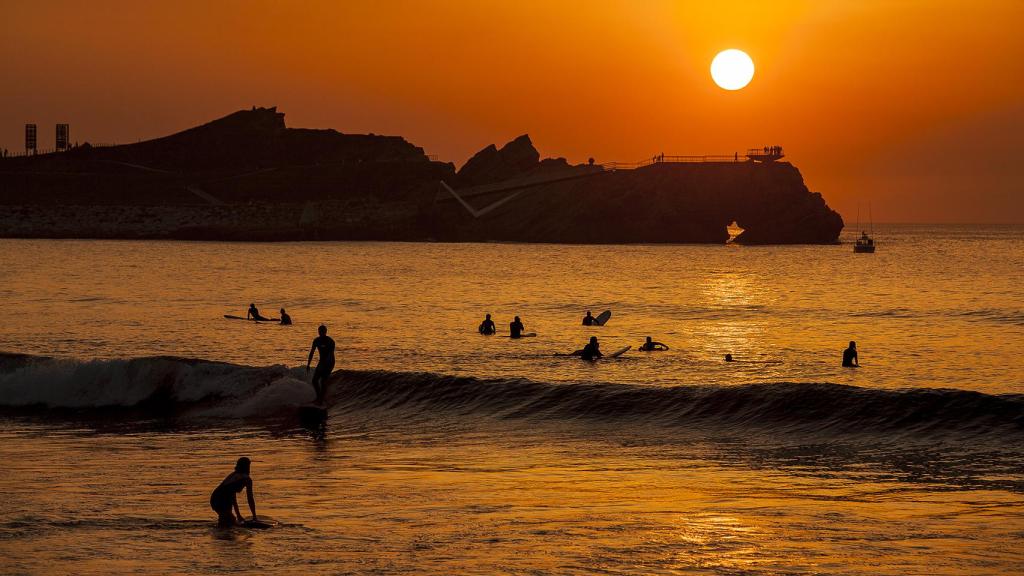 Surf en la playa de Salinas, en Castrillón, una de las mejores para esta disciplina en Asturias