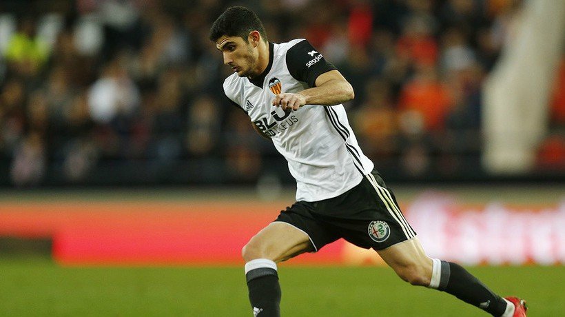 Marcelino pone en duda el futuro de Guedes en Valencia o PSG