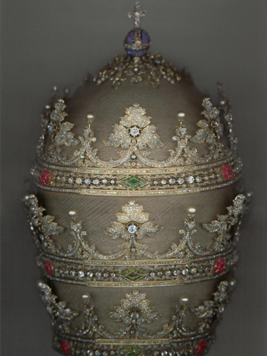 La tiara que Isabel II regaló a Pío IX, con 18.000 diamantes, rubíes, zafiros y esmeraldas.