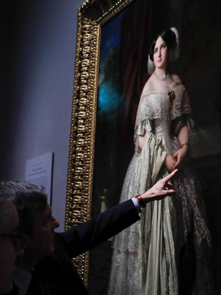 Javier Barón frente a la obra recién colgada.