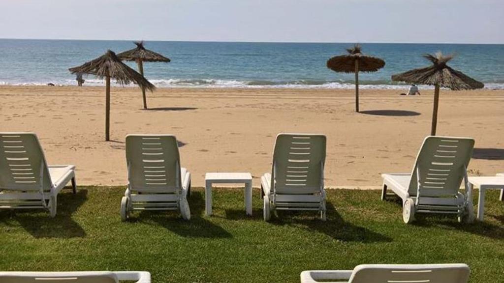 Fotografía que compartió en sus redes de una terraza en la orilla del mar, en Gavá.