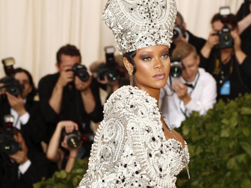 Rihanna, en la alfombra roja de la gala del MET, previo a la exposición.